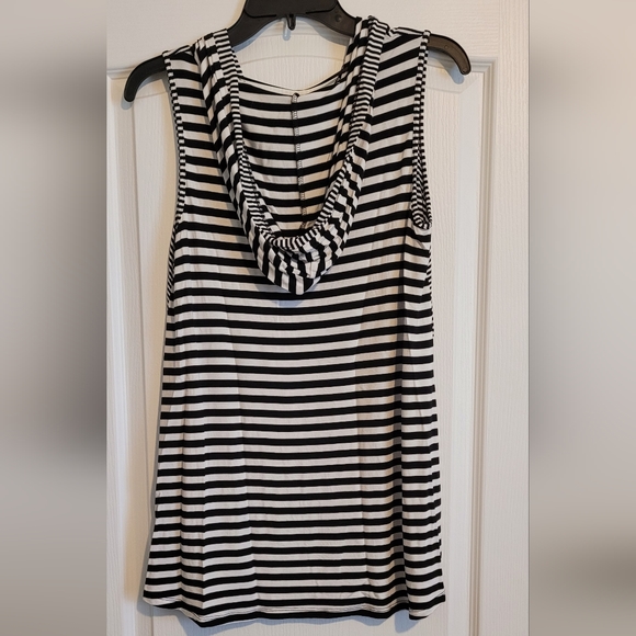 Cable and Gauge Sleeveless Hoodie - Picture 2 of 5